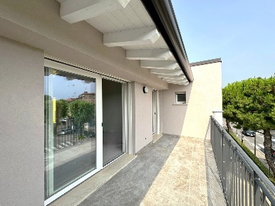 Foto Appartamento in Via Guglielmo Marconi, Desenzano del Garda di 95 m²