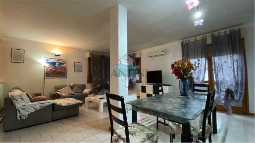 Foto Appartamento in Via Pio la Torre, Cervia di 300 m² con 10 locali