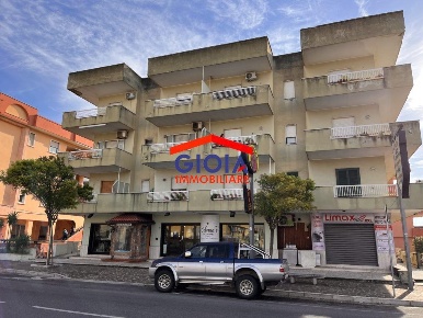 Foto Appartamento in via domiziana, Mondragone di 85 m² con 4 locali