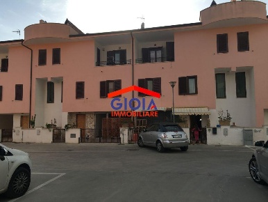 Foto Villa unifamiliare in via Fiumara, Mondragone di 320 m² con 5 locali
