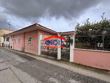 Foto Villa unifamiliare in VIA SIRACUSA, Mondragone di 114 m² in vendita