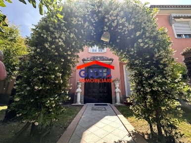 Foto Villa unifamiliare a Mondragone di 1132 m² in vendita