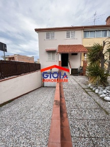 Foto Villa unifamiliare in via asti, Mondragone di 240 m² con 5 locali