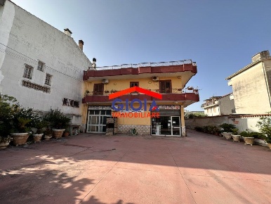 Foto Villa unifamiliare in via 11 febbraio, Mondragone di 1210 m²