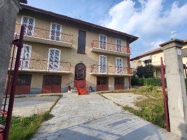 Foto Villa unifamiliare in Bra Via Torino, Bra di 280 m² con 10 locali