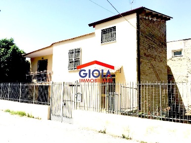 Foto Villa unifamiliare in viale Margherita, Mondragone di 320 m²