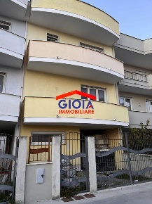 Foto Villa unifamiliare in VIA CASTELVOLTURNO, Mondragone di 160 m²