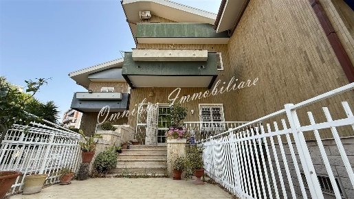 Foto Villa unifamiliare in via tito serra, Foggia di 308 m² con 6 locali