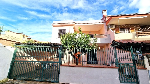 Foto Villa unifamiliare in VIA VENEZIA, Mondragone di 200 m² con 7 locali