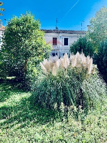 Foto Villa unifamiliare a Fabriano Centro di 450 m² con 8 locali in vendita