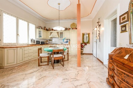 Foto Appartamento a Desenzano del Garda Desenzano Centro di 240 m²