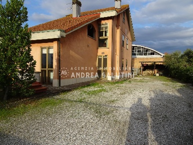 Foto Villa unifamiliare a Pontedera Il Romito di 280 m² con 9 locali