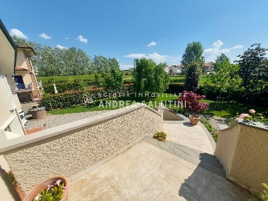 Foto Villa unifamiliare a Pontedera Oltrera di 380 m² con 8 locali