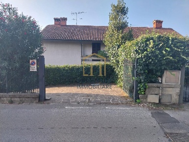 Foto Villa unifamiliare a Poggibonsi Centro di 410 m² con 10 locali