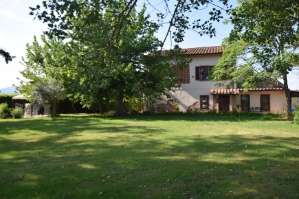 Foto Villa unifamiliare a Pontedera Oltrera di 300 m² con 8 locali
