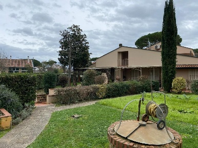Foto Villa unifamiliare a Pontedera Oltrera di 490 m² con 10 locali