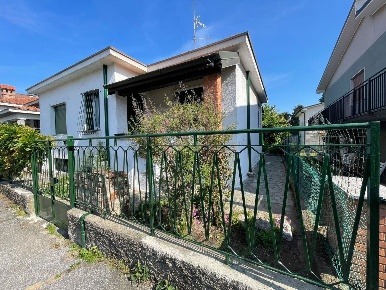 Foto Villa in Via Lamarmora 12, Abbiategrasso in vendita