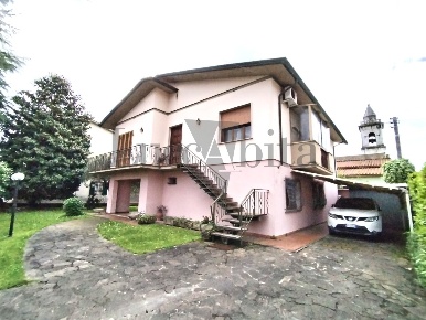 Foto Villa unifamiliare in Viale Puccini  1881, Lucca Sant'Angelo di 260 m²