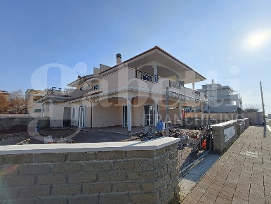 Foto Villa unifamiliare in Via Lungomare delle Sirene 27, Anzio di 112 m²