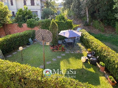 Foto Villa bifamiliare a Pisa Tirrenia di 94 m² con 4 locali in vendita