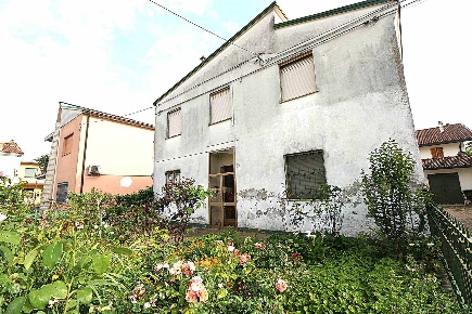 Foto Casa indipendente a Lugo di 145 m² con 8 locali in vendita
