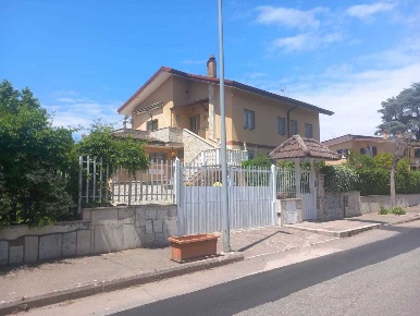 Foto Villa bifamiliare in Vai del Ninfeo, Tivoli di 245 m² con 5 locali