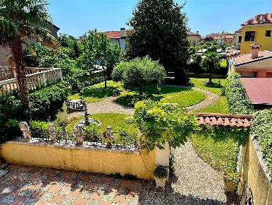 Foto Villa unifamiliare a Vittorio Veneto di 303 m² con 10 locali