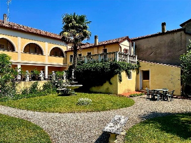 Foto Villa unifamiliare a Vittorio Veneto di 303 m² con 10 locali