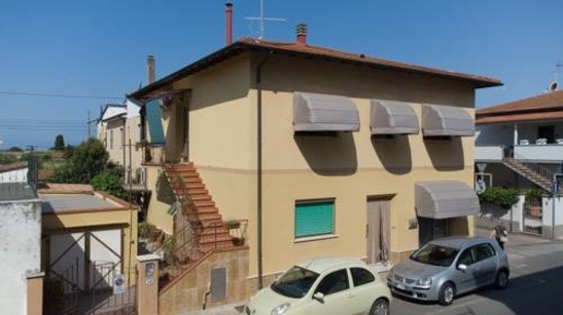 Foto Villa bifamiliare a Cecina Cecina Centro di 204 m² con 8 locali