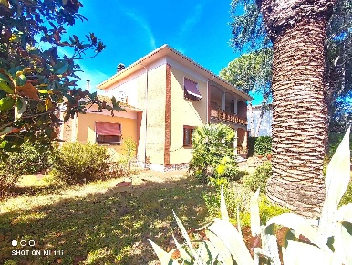 Foto Villa unifamiliare a Cecina Cecina Centro di 365 m² con 12 locali
