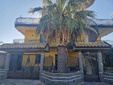 Foto Villa bifamiliare a Belpasso di 250 m² con 7 locali in vendita