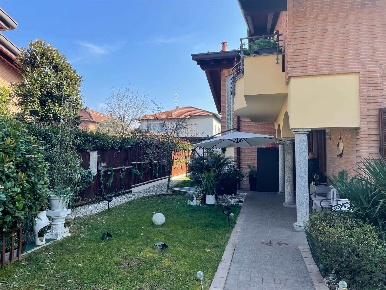 Foto Villa unifamiliare a Giussano Centro di 277 m² con 13 locali
