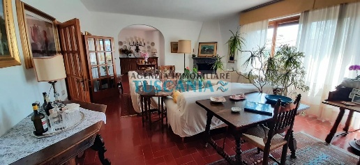 Foto Villa bifamiliare a Cecina Cecina Centro di 240 m² con 8 locali