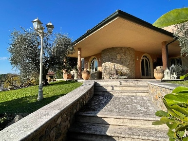 Foto Villa unifamiliare a San Miniato San Romano di 635 m² con 15 locali