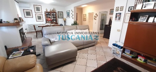 Foto Villa unifamiliare a Cecina Cecina Centro di 290 m² con 7 locali
