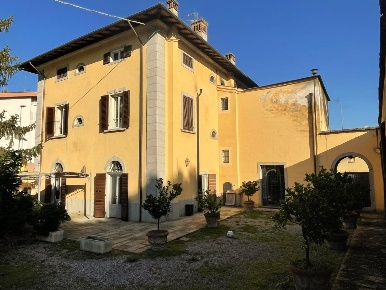 Foto Villa unifamiliare a San Miniato di 600 m² con 18 locali in vendita
