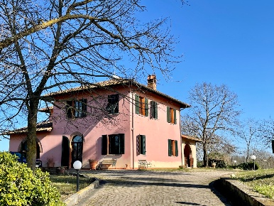 Foto Villa unifamiliare a San Miniato di 368 m² con 12 locali in vendita