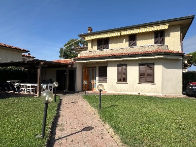 Foto Villa a schiera a Cecina di 104 m² con 4 locali in vendita