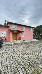 Foto Villa unifamiliare a San Miniato Centro Storico di 230 m² con 6 locali