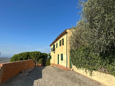 Foto Villa unifamiliare a San Miniato di 210 m² con 9 locali in vendita