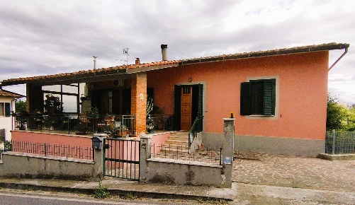 Foto Villa unifamiliare a San Miniato Centro Storico di 380 m² con 8 locali