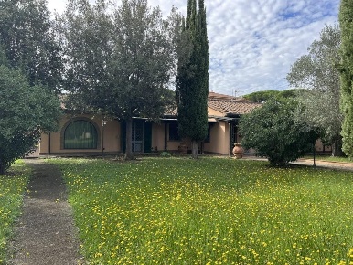 Foto Villa unifamiliare a Cecina Cecina Centro di 270 m² con 8 locali