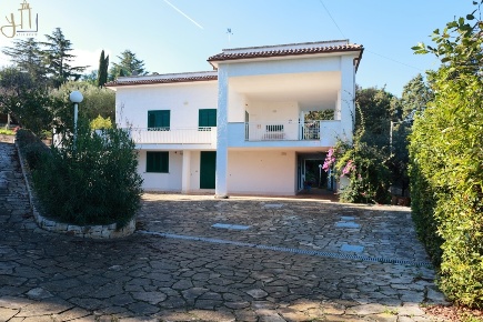 Foto Villa unifamiliare in Via Cozze 50, Conversano di 250 m² con 6 locali