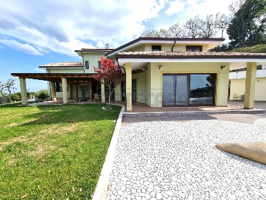 Foto Villa unifamiliare a Francavilla al Mare Centro di 660 m² in vendita