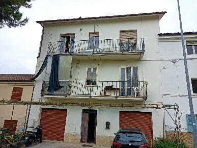 Foto Casa indipendente a Macerata Centro di 268 m² con 13 locali in vendita