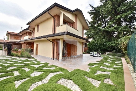 Foto Villa a schiera in VIA MONTE NERO, Vimercate Ruginello di 201 m²