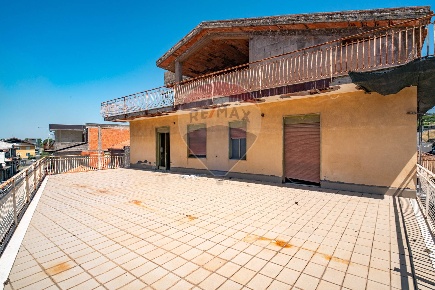 Foto Appartamento in VIA VASCO PRATOLINI, Belpasso Centro di 1700 m²