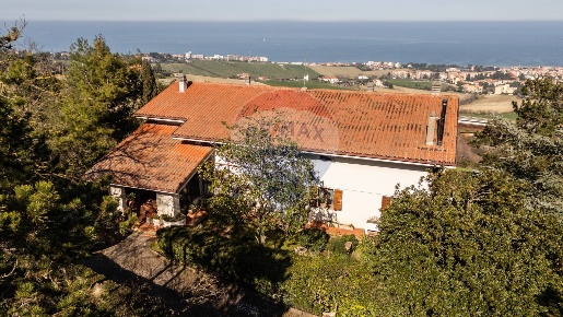 Foto Villa singola in via barcaglione, Falconara Marittima di 532 m²