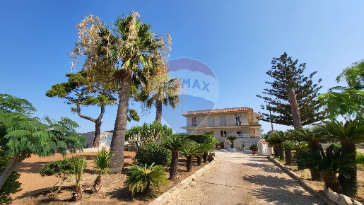 Foto Villa unifamiliare in via Paganini, Scicli di 450 m² con 5 locali