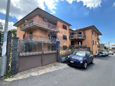 Foto Appartamento in Via del Bosco, Belpasso Centro di 132 m² con 6 locali